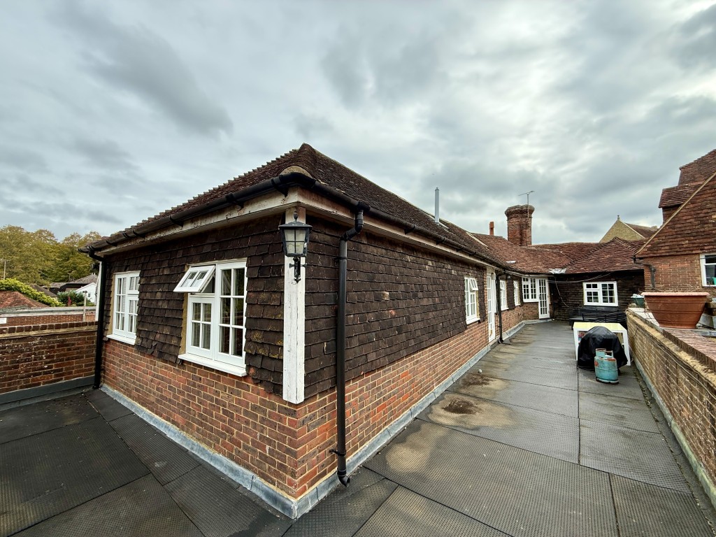 Lot: 27 - VACANT COMMERCIAL AND RESIDENTIAL PROPERTY - Three bedroom flat